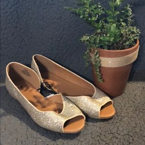 Cute never worn gold sparkly girls dress shoes